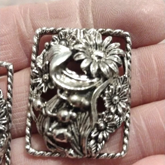 VINTAGE 60s SARAH COVENTRY SILVER-TONE LARGE SQUARE FLORAL CLIP-ON 1.3" EARRINGS - Picture 5 of 9